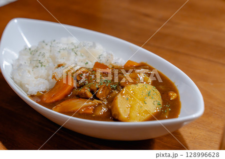 じゃがいもやにんじんが入った家庭的なカレーライスの夕食 じゃがいもやにんじんが入った家庭的なカレーライスの夕食 128996628