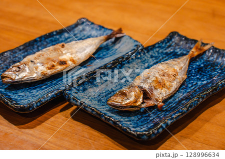 アジの塩焼きを和風の青い皿に盛り付けた夕食の主菜 アジの塩焼きを和風の青い皿に盛り付けた夕食の主菜 128996634