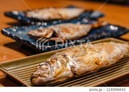アジの塩焼きを和風の青い皿に盛り付けた夕食の主菜 128996642
