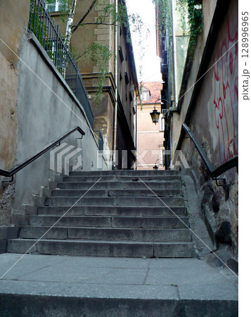 alley with stairs staircase on old town Warsaw 128996965