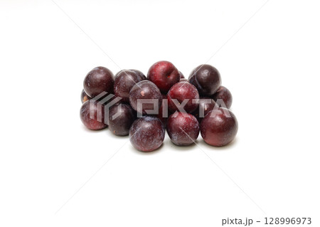 白背景のプラム 128996973