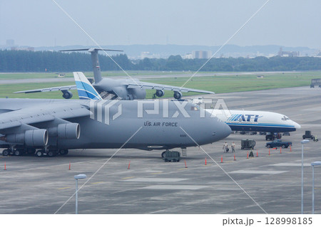 横田基地にて休憩中のギャラクシーC-5とDC-8 横田基地にて休憩中のギャラクシーC-5とDC-8 128998185