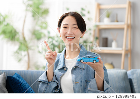 車を持つ女性 128998405