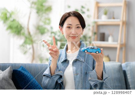 車を持つ女性 128998407