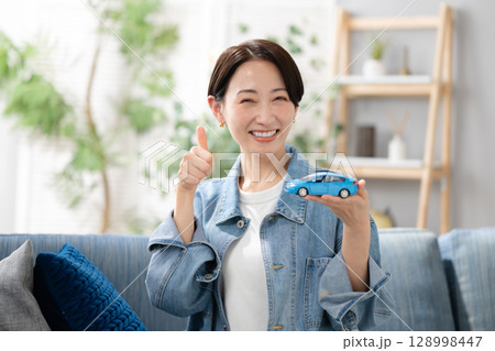 車を持つ女性 128998447