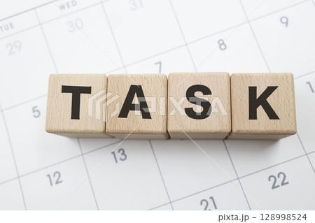 TASKの木製ブロックとカレンダーで予定管理を表現 TASKの木製ブロックとカレンダーで予定管理を表現 128998524