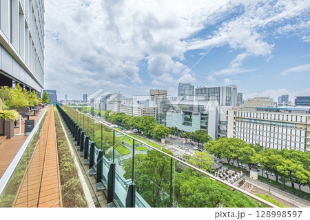 名古屋市、中日ビルから眺める栄の久屋大通公園と百貨店群の風景 名古屋市、中日ビルから眺める栄の久屋大通公園と百貨店群の風景 128998597