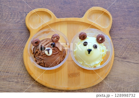 ヒグマアイスとシロクマアイス 128998732
