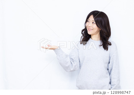 紹介をしている女性 128998747