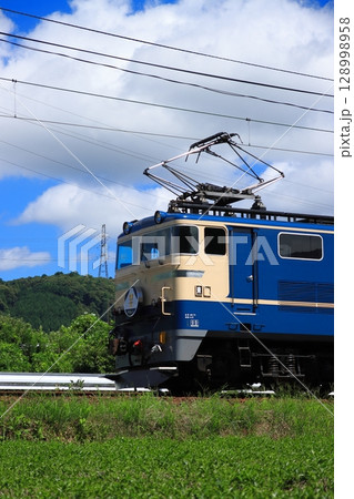 静岡名物お茶畑の中をのんびりと走る大井川鉄道E31形牽引のブルートレイン急行_2025/7/20撮影 静岡名物お茶畑の中をのんびりと走る大井川鉄道E31形牽引のブルートレイン急行_2025/7/20撮影 128998958