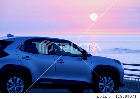 車の窓から見る朝日 128999071