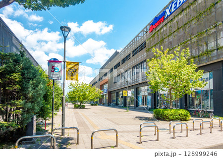 JR長町駅東口　あすと長町1丁目北　飲食店街　街路樹　あすと長町スポーツパーク 128999246