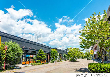 JR長町駅東口 あすと長町1丁目北 飲食店街 街路樹 あすと長町スポーツパーク JR長町駅東口 あすと長町1丁目北 飲食店街 街路樹 あすと長町スポーツパーク 128999247