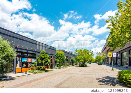 JR長町駅東口　あすと長町1丁目北　飲食店街　街路樹　あすと長町スポーツパーク 128999248