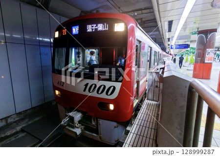 京浜急行、羽田空港第1ターミナル・第2ターミナル駅に停車中の1000形電車 京浜急行、羽田空港第1ターミナル・第2ターミナル駅に停車中の1000形電車 128999287