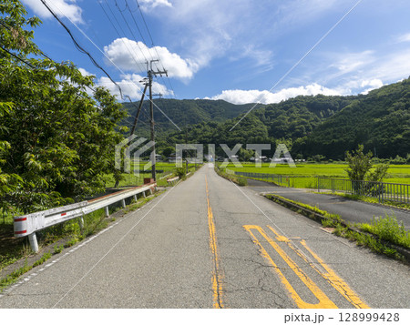 夏の田園を通る道路の風景 夏の田園を通る道路の風景 128999428