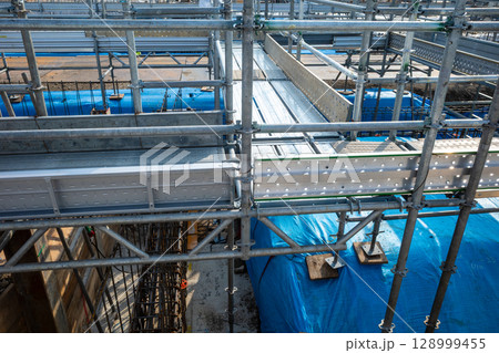 ビル建設の基礎工事 a-1 ビル建設の基礎工事 a-1 128999455