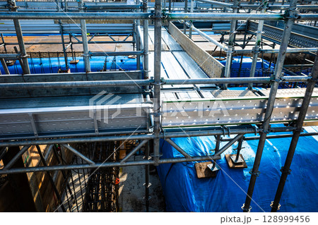 ビル建設の基礎工事　a-2 高彩度コントラスト　 128999456