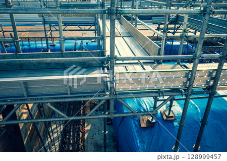 ビル建設の基礎工事　a-3 暖色寒色強調 128999457