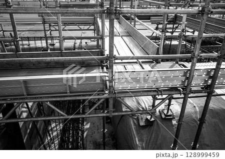 ビル建設の基礎工事 a-5 モノクロ ビル建設の基礎工事 a-5 モノクロ 128999459