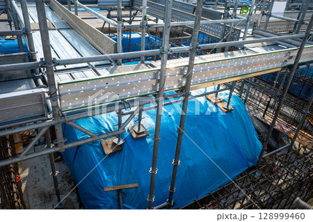ビル建設の基礎工事 b-1 ビル建設の基礎工事 b-1 128999460