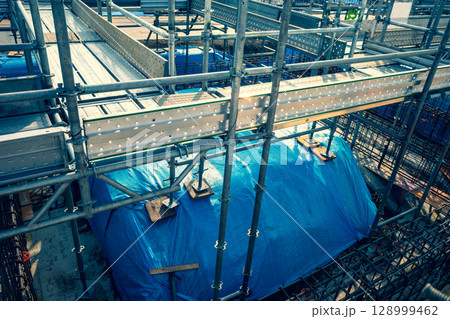 ビル建設の基礎工事　b-3 暖色寒色強調 128999462