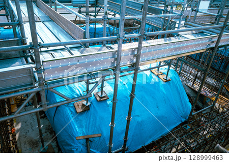 ビル建設の基礎工事　b-4 ライトカラー　 128999463