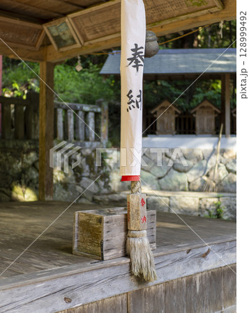 神社の鈴緒と賽銭箱 128999492