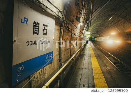 JR西日本　筒石駅を通過する特急サンダーバード 128999500