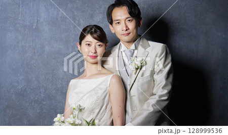 新郎新婦 ポートレート 黒背景 新郎新婦 ポートレート 黒背景 128999536