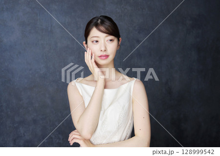 美容　20代女性　黒背景 128999542