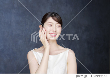 美容 20代女性 黒背景 美容 20代女性 黒背景 128999548