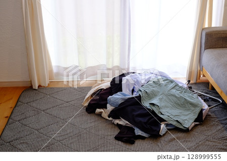 取り込んだ洗濯物 128999555