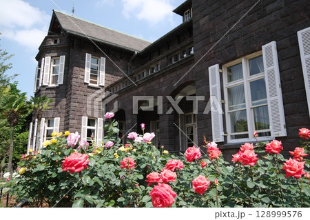 旧古河庭園の赤いバラの花 旧古河庭園の赤いバラの花 128999576