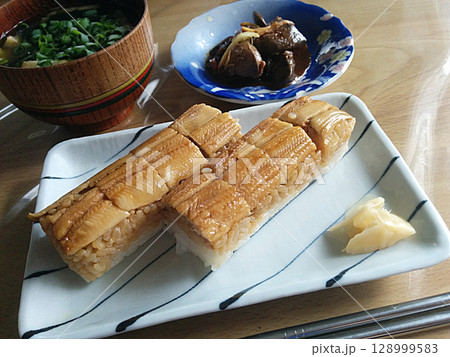 The japanese confucius sushi / 日本料理(煮穴子寿司)の皿盛り	 128999583