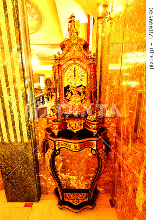 豪華な置時計 128999590