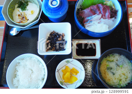 新鮮なお刺身定食 128999591