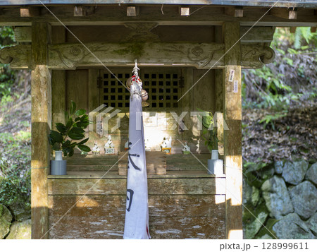 稲荷神社の鈴緒と賽銭箱 128999611