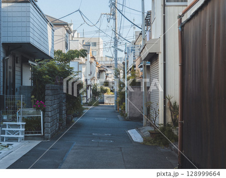 北区王子の住宅街　裏路地の風景 128999664
