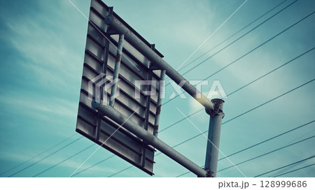 道路看板の裏側 道路看板の裏側 128999686