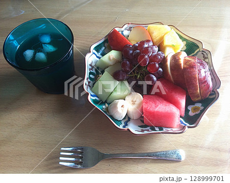 Summer fruits platter / 真夏の旬のフルーツ,カットフルーツの盛り合わせ Summer fruits platter / 真夏の旬のフルーツ,カットフルーツの盛り合わせ 128999701