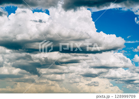 夏空を覆う積雲や積乱雲 a-5 フィルム調 夏空を覆う積雲や積乱雲 a-5 フィルム調 128999709