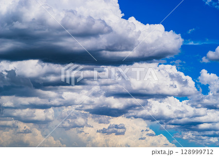 夏空を覆う積雲や積乱雲　b-2 高彩度コントラスト 128999712