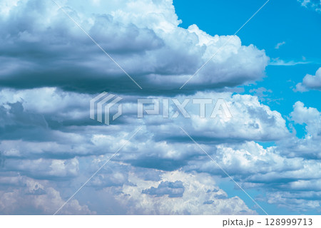 夏空を覆う積雲や積乱雲　b-3 ライトカラー 128999713