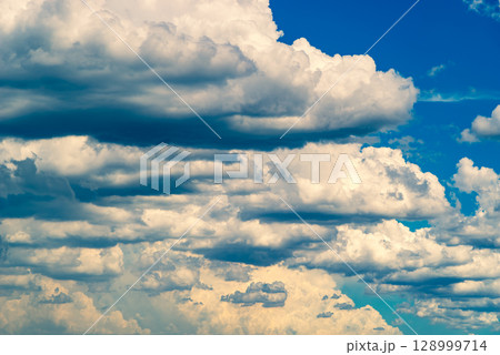 夏空を覆う積雲や積乱雲　b-4 暖色寒色強調 128999714