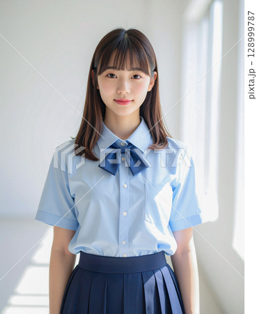 こちらを見ている女子学生 128999787