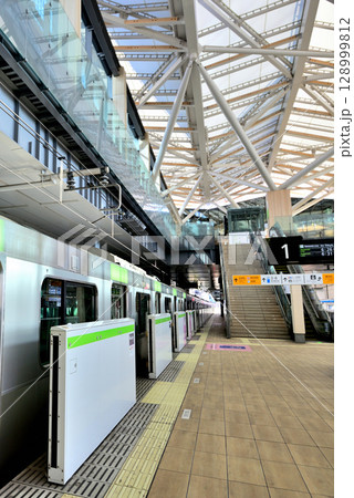 山手線新駅 高輪ゲートウェイ駅ホーム 山手線新駅 高輪ゲートウェイ駅ホーム 128999812