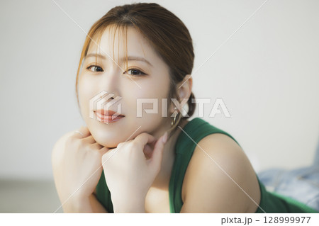 床に寝転ぶ女性 床に寝転ぶ女性 128999977