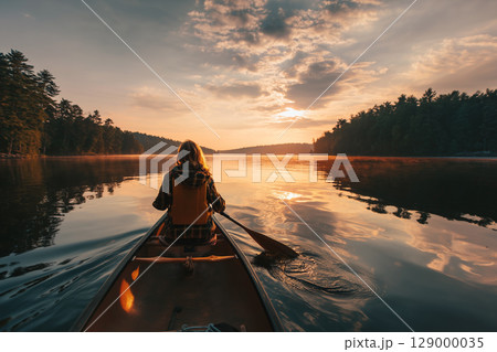夕暮れの湖を進むカヌー|自然と静寂に包まれるアウトドア体験 夕暮れの湖を進むカヌー|自然と静寂に包まれるアウトドア体験 129000035