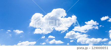 爽やかな夏の青空と白い雲のシンプルな風景 爽やかな夏の青空と白い雲のシンプルな風景 129000051